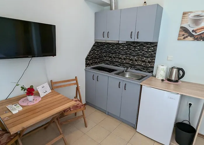 In The Center Of Sunny By Flat Mаnаger Daire *