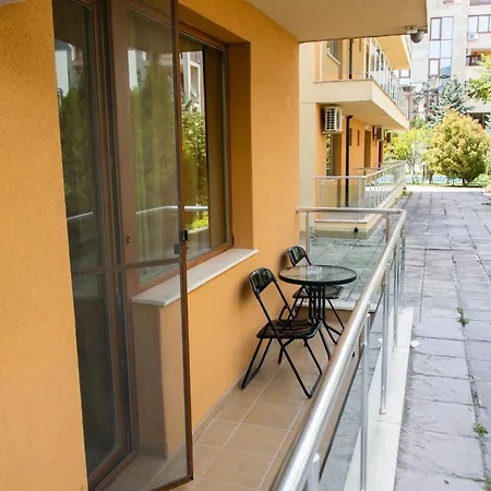 In The Center Of Sunny By Flat Mаnаger Apartman