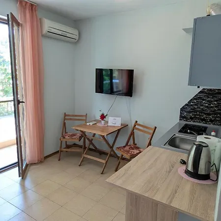 In The Center Of Sunny By Flat Mаnаger Apartman